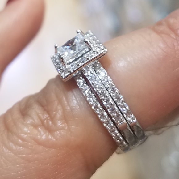 3pc set Engagement Ring and 2 Wedding Bands - Picture 5 of 8